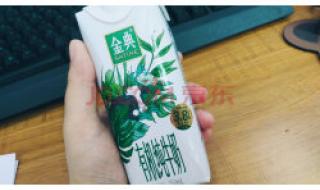 伊利纯牛奶箱子是牛皮纸色对吗 伊利牛奶包装